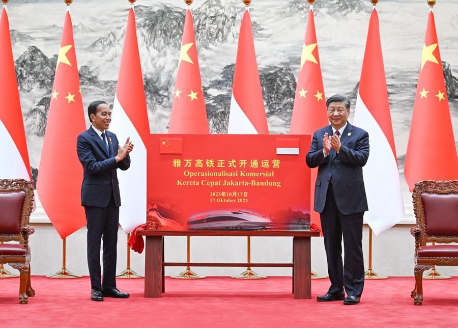 10月17日下午，國家主席習近平在北京人民大會堂同來華出席第三屆“一帶一路”國際合作高峰論壇并進行國事訪問的印度尼西亞總統(tǒng)佐科舉行會談。會談后，兩國元首共同為雅萬高鐵正式開通運營揭幕。