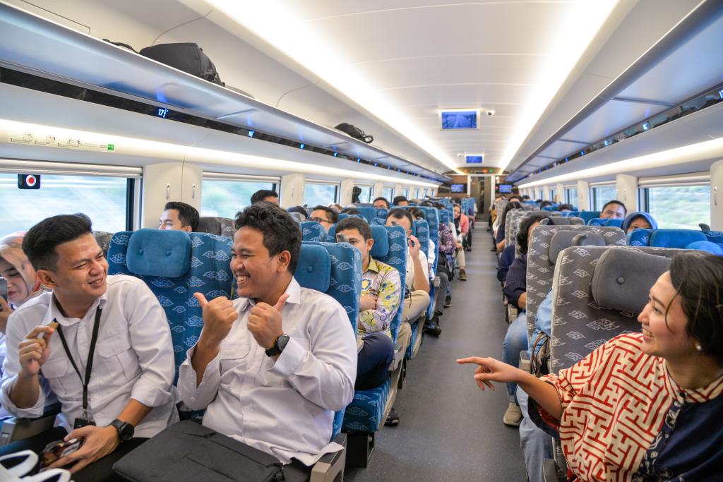 10月17日，乘客在行駛中的雅萬高鐵高速動車組列車車廂內(nèi)交談。