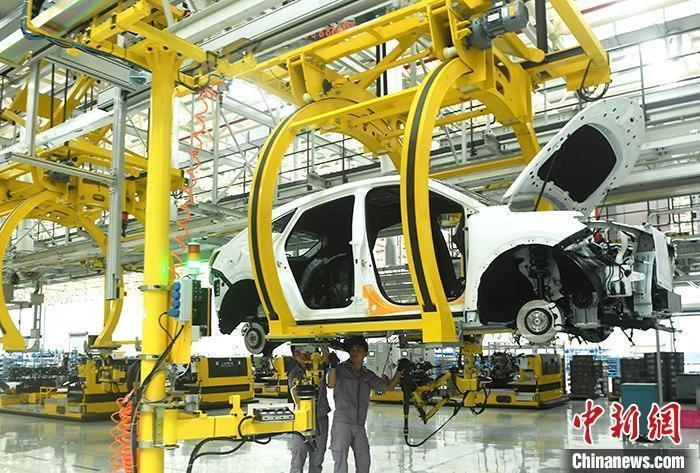 資料圖：汽車(chē)生產(chǎn)車(chē)間內(nèi)的工作人員正在組裝車(chē)輛。 <a target='_blank' href='/'><p  align=