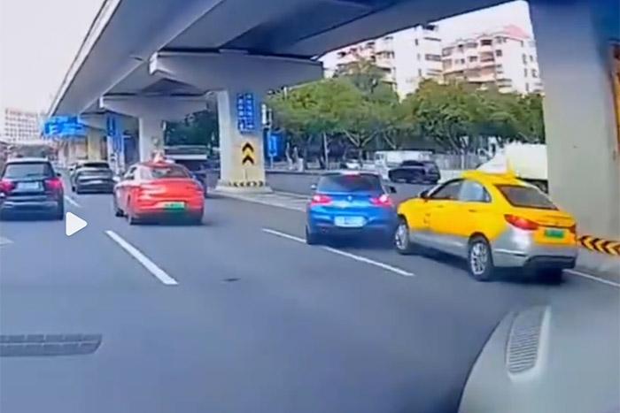 視頻截圖顯示，發(fā)生碰撞的剎那，出租車后方似乎確有車燈點(diǎn)亮。