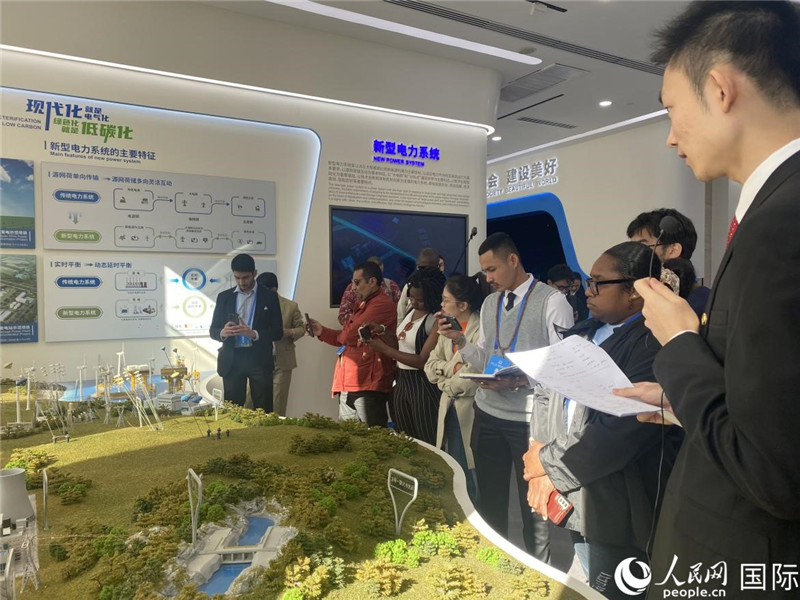 2023“一帶一路”媒體合作論壇聯(lián)合采訪團(tuán)參訪中國能建。人民網(wǎng)記者 于洋攝