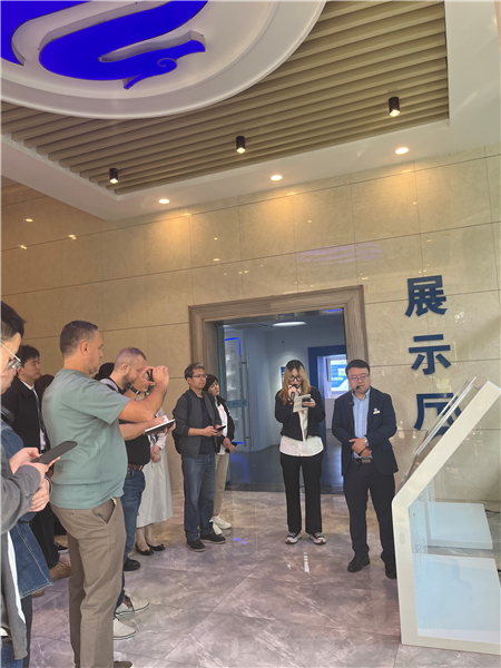 （在文瀾智谷中試產(chǎn)業(yè)基地，中外記者深入了解科技轉(zhuǎn)化情況 趙橙涔攝）