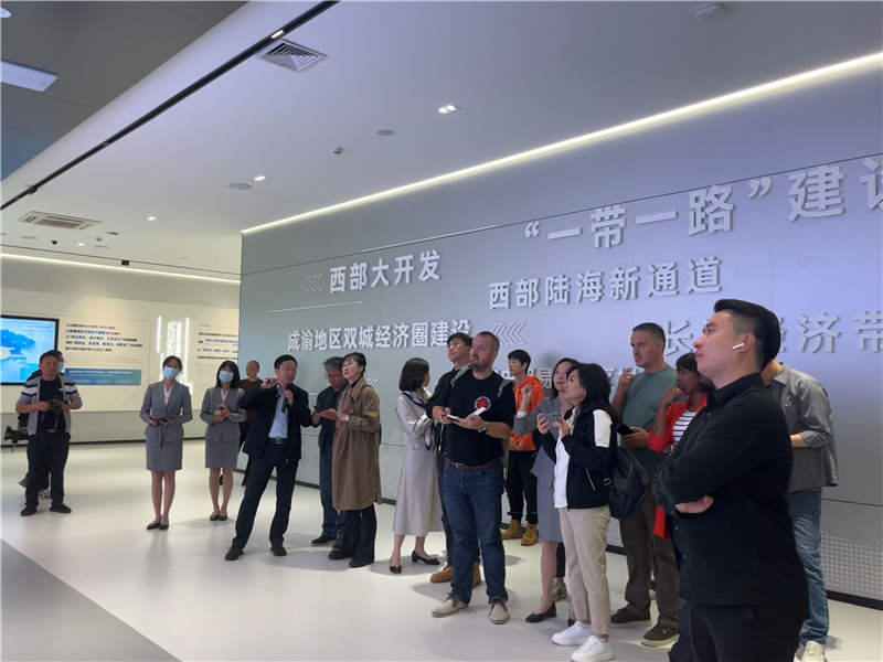 （成都國際鐵路港展廳，中外記者邊聽邊記，了解成都國際鐵路港運行情況 趙橙涔攝