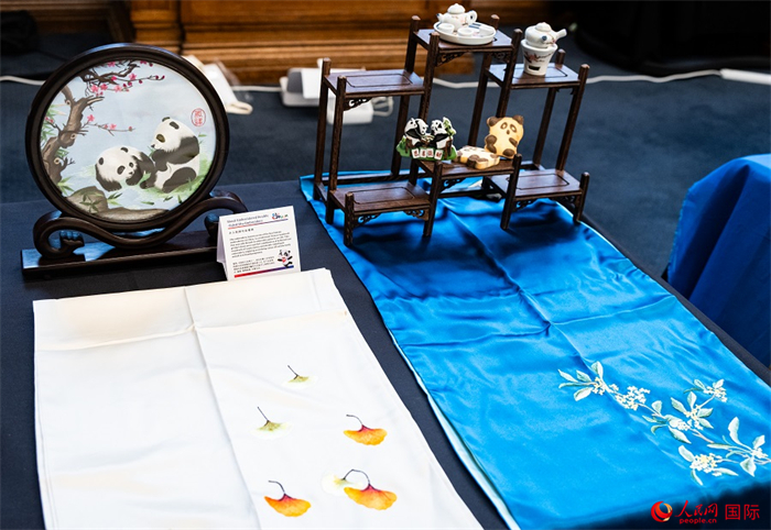 活動現(xiàn)場的現(xiàn)場文創(chuàng)展、互動體驗區(qū)、非遺區(qū)展示。人民網(wǎng) 郭錦標攝