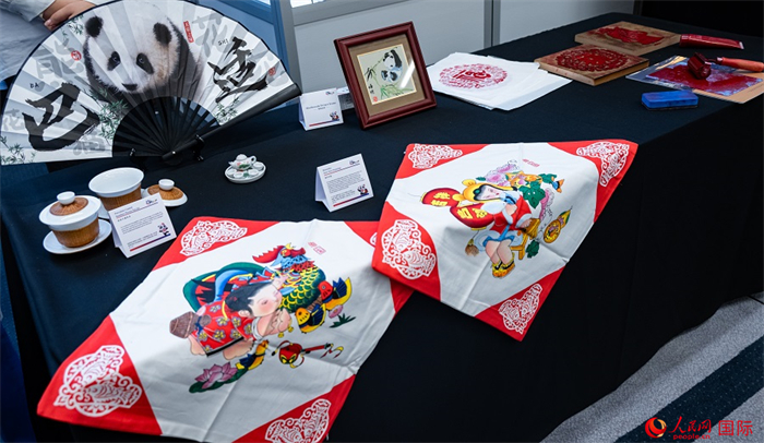 活動現(xiàn)場的現(xiàn)場文創(chuàng)展、互動體驗區(qū)、非遺區(qū)展示。人民網(wǎng) 郭錦標攝
