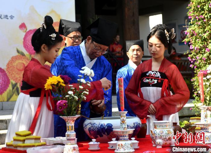 資料圖：圖為傳統(tǒng)重陽(yáng)祭酒儀式?！蚊?攝