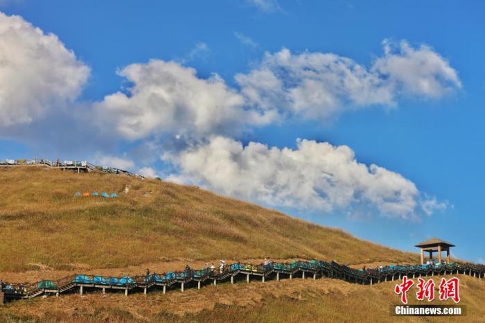 資料圖：圖為江西武功山高山草甸旁的登山步道，游客在登山。 劉力鑫 攝