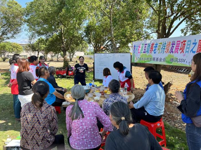 10月23日，廣東韶關(guān)農(nóng)村的互助養(yǎng)老探索，結(jié)合仁化縣董塘鎮(zhèn)新龍村的重陽(yáng)節(jié)活動(dòng)，將村支書(shū)、婦女主任、項(xiàng)目管理人員、新龍村助老員、村民志愿者、健康熱心的老人聚集在一起。 受訪者供圖