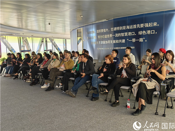外媒記者探訪天津港北疆港區(qū)C段智能化集裝箱碼頭。人民網(wǎng)記者 符園園攝