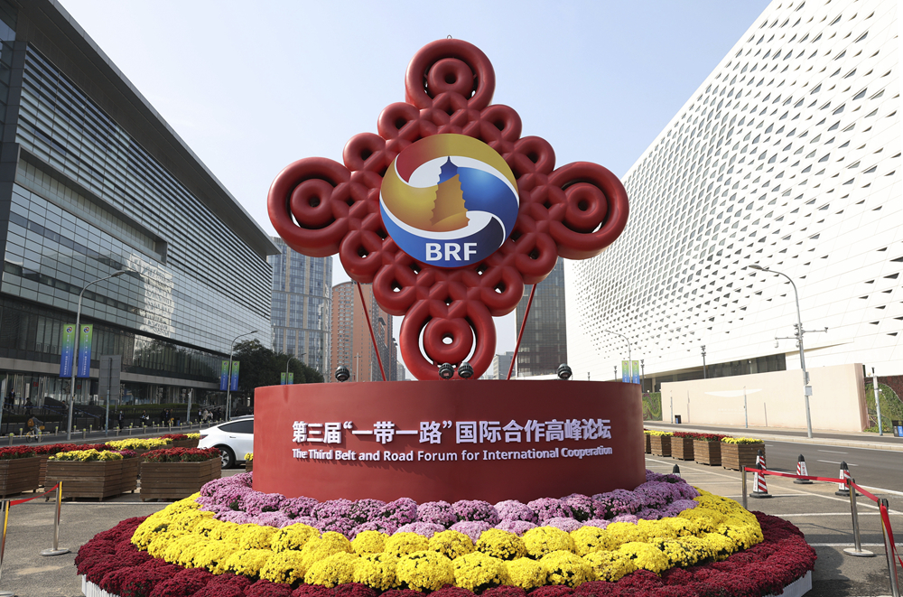 這是在北京國家會議中心附近拍攝的“一帶一路”國際合作高峰論壇景觀布置（2023年10月17日攝）。新華社記者 陳斌 攝