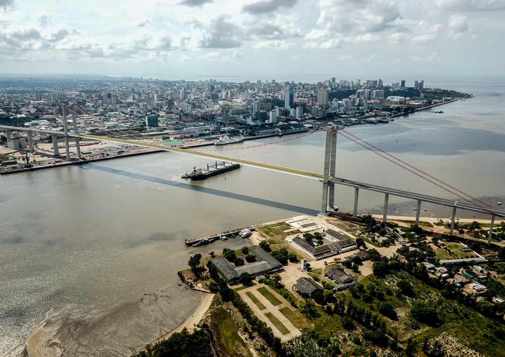 這是2019年4月8日在莫桑比克首都馬普托拍攝的馬普托大橋（無人機(jī)照片）。新華社記者 張宇 攝