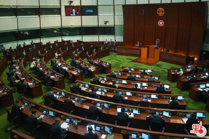 李家超在立法會宣讀新一份施政報告。圖片來源：香港“點新聞” 麥鈞杰 攝