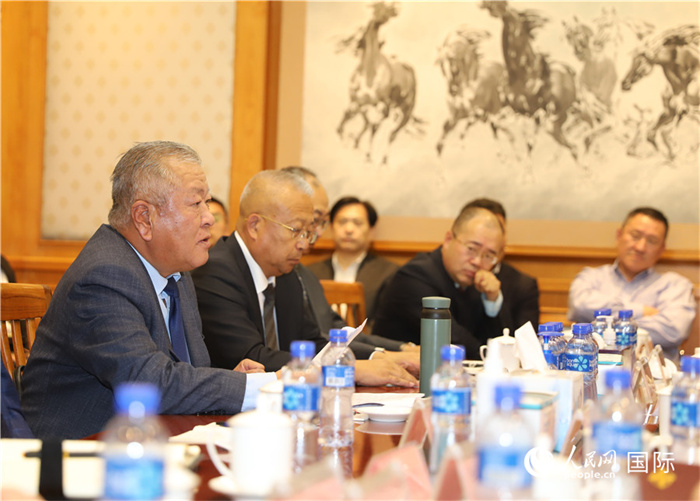 2.2023年10月30日，張義波（左一）會(huì)長匯報(bào)商會(huì)工作情況。人民網(wǎng)記者 霍文攝