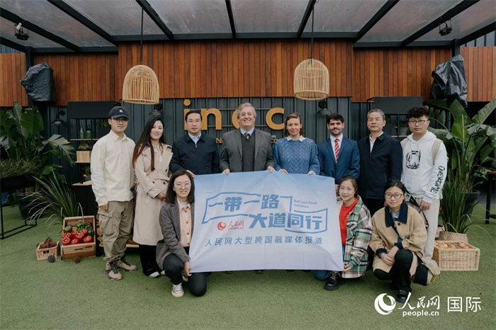 在烏拉圭第118屆普拉多牧農(nóng)業(yè)國(guó)際博覽會(huì)上，烏拉圭國(guó)家肉類協(xié)會(huì)主席與人民網(wǎng)記者合影。人民網(wǎng)記者 張若涵攝