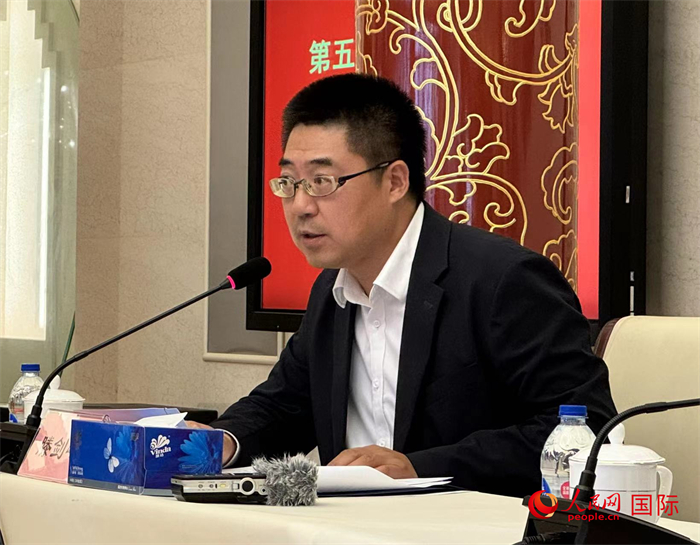 10月31日，歐美同學(xué)會(huì)副秘書長滕劍峰在第五屆中法文化論壇媒體吹風(fēng)會(huì)上講話。（人民網(wǎng) 謝瑩攝）