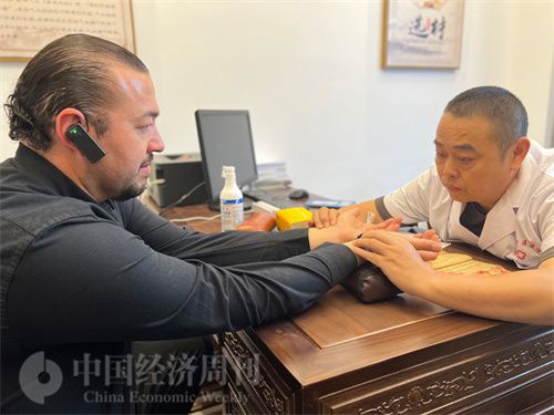   （外媒記者走進(jìn)中醫(yī)堂，問診中醫(yī)名師。中國(guó)經(jīng)濟(jì)周刊記者 郭志強(qiáng)攝）