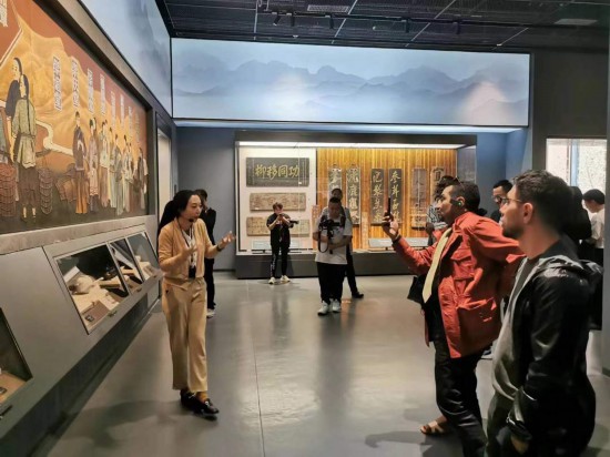  2023“一帶一路”媒體合作論壇聯(lián)合采訪團(tuán)參觀中國藥都中醫(yī)藥博物館。（本報(bào)記者 黃超攝）