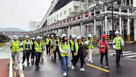   2023“一帶一路”媒體合作論壇聯(lián)合采訪團(tuán)走進(jìn)國(guó)家電投江西公司分宜電廠廠區(qū)。（本報(bào)記者 周歡攝）