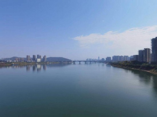 　　10月24日，在清水塘大橋景觀通道上拍攝的湘江景色。本報記者 常雯宜攝