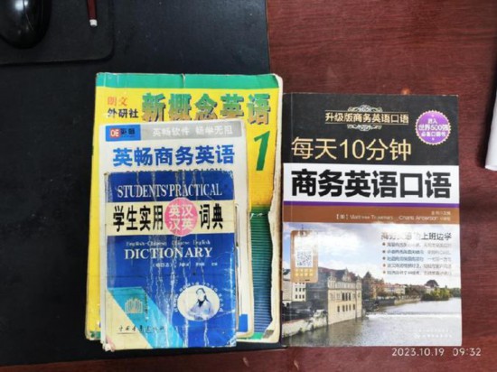   胡振興學(xué)習(xí)英語所用的資料。（圖片由受訪者提供）