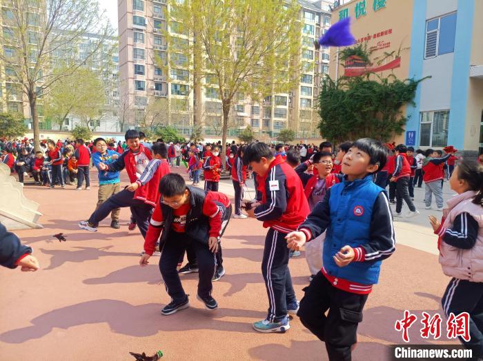 資料圖：小學(xué)生在大課間踢毽子。黃建 攝