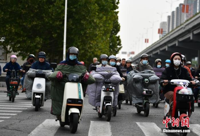 11月3日，河北石家莊迎降溫天氣，市民“捂”裝出行。 <a target='_blank' href='/'><p  align=
