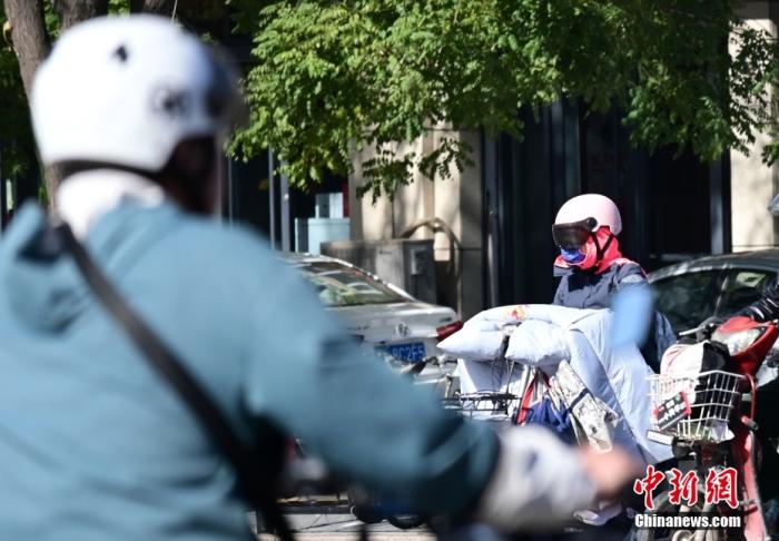 石家莊街頭，市民紛紛穿上厚厚的外套“捂”裝前行。 <a target='_blank' href='/'><p  align=