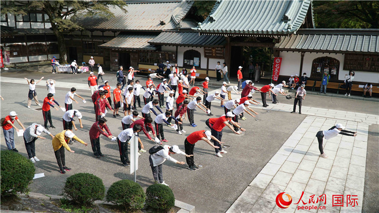 開跑前，中日青少年一起做熱身運動。人民網(wǎng) 蔣曉辰攝