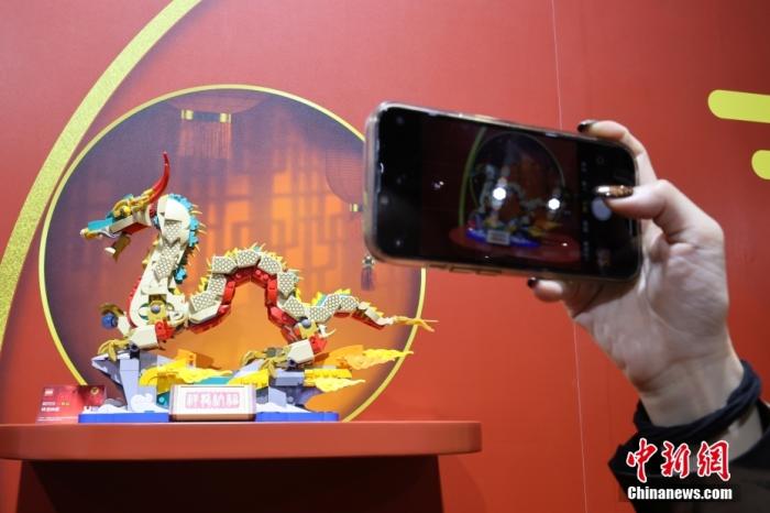 第六屆中國國際進口博覽會舉行，消費品展區(qū)展出以生肖龍為題材的中國元素產(chǎn)品。<a target='_blank' href='/'><p  align=