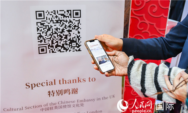 觀眾掃碼《我們的中國故事》系列視頻。人民網(wǎng) 郭錦標(biāo)攝
