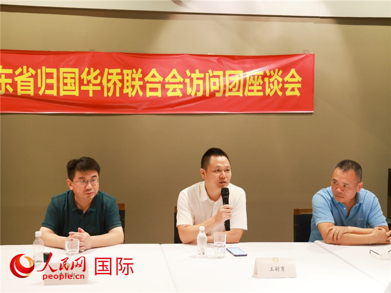中國(guó)駐里約總領(lǐng)館副總領(lǐng)事王尉育（中）在座談會(huì)上致辭。人民網(wǎng)記者 陳海琪攝