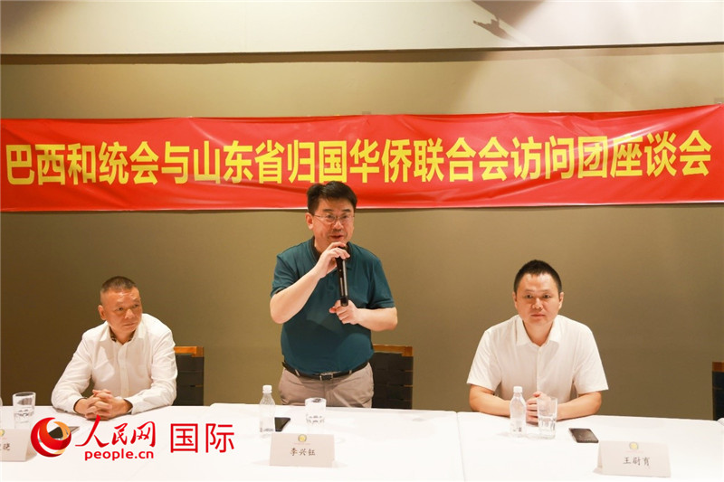 中國(guó)僑聯(lián)副主席、山東省僑聯(lián)主席李興鈺（中）在座談會(huì)上致辭。人民網(wǎng)記者 陳海琪攝