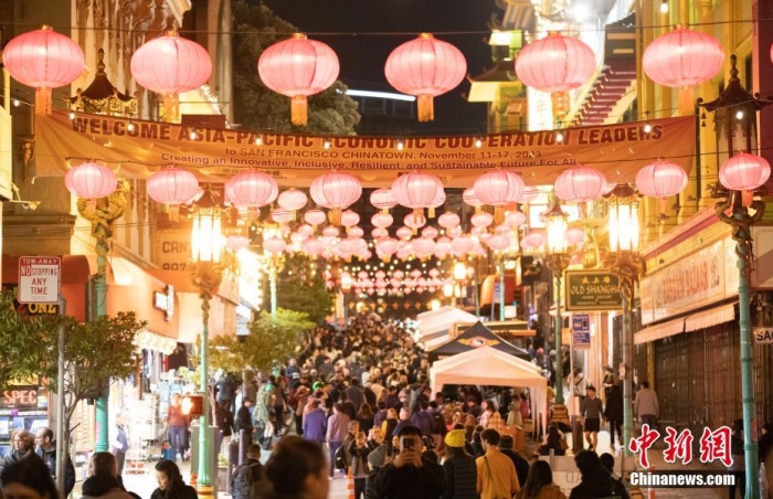 當(dāng)?shù)貢r(shí)間11月10日，美國舊金山唐人街夜市人頭攢動(dòng)。亞太經(jīng)合組織(APEC)第三十次領(lǐng)導(dǎo)人非正式會(huì)議將在舊金山舉行，當(dāng)?shù)靥迫私钟?jì)劃舉辦包括夜市在內(nèi)的多場活動(dòng)，以吸引與會(huì)者、游客和市民的光顧。<a target='_blank' href='/'><p  align=