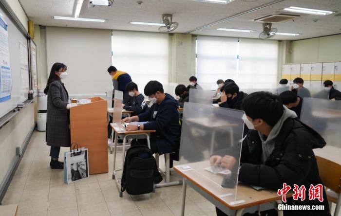 12月3日，延遲近一個(gè)月的韓國高考舉行。據(jù)韓國教育部消息，今年考生約49.34萬人，創(chuàng)歷史最低紀(jì)錄。圖為在首爾某考點(diǎn)內(nèi)，考桌上設(shè)有隔板。