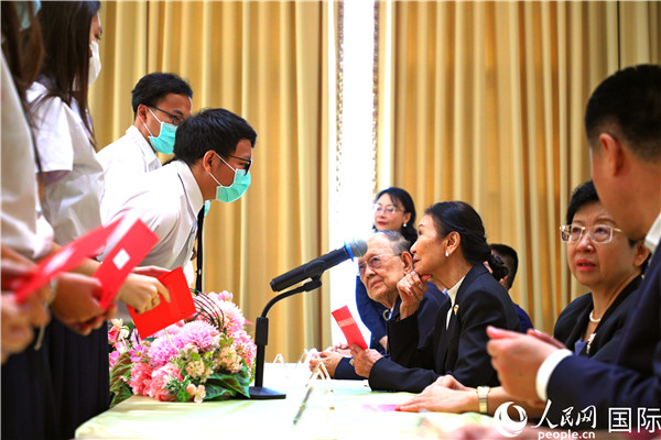 圖為獎助學金頒發(fā)現(xiàn)場。人民網(wǎng)記者 白元琪攝