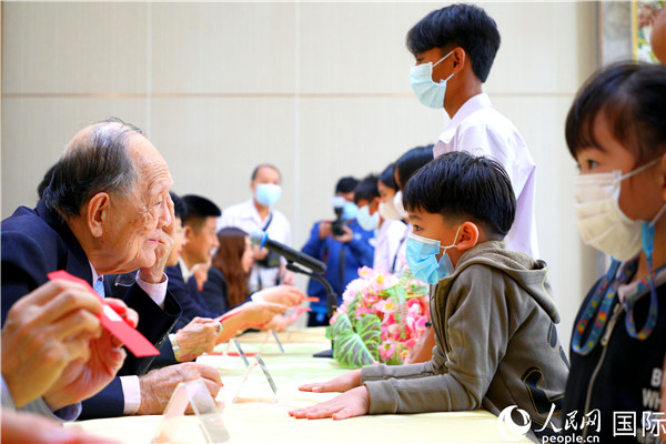圖為獎助學金頒發(fā)現(xiàn)場。人民網(wǎng)記者 白元琪攝