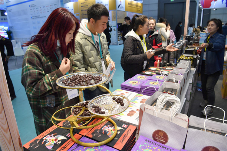 11月16日，觀眾在第七屆絲博會(huì)印度尼西亞展位上參觀選購食品。新華社記者 邵瑞 攝