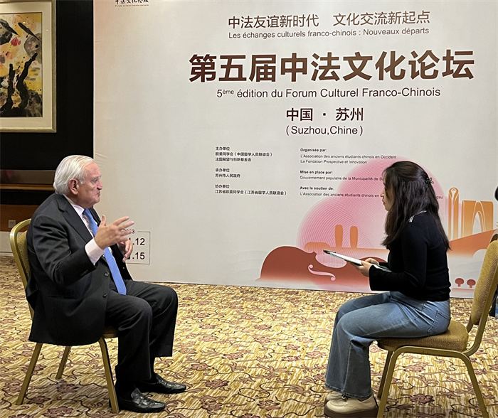 法國前總理、法國展望與創(chuàng)新基金會主席讓-皮埃爾·拉法蘭接受人民網(wǎng)的采訪。（國際在線供圖）
