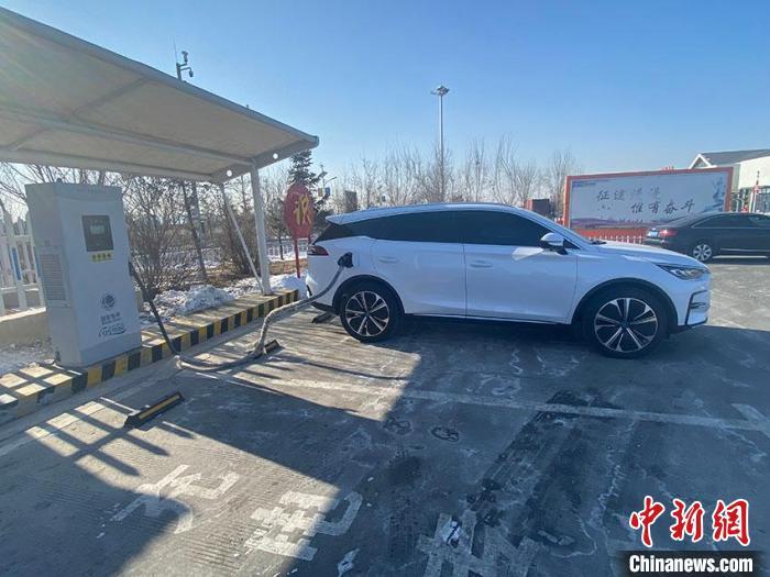 資料圖：新能源汽車正在充電?！±畹?攝