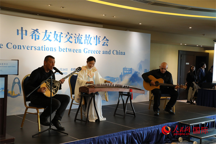 中希藝術(shù)家用古箏和布祖基琴演奏希臘著名歌曲《比雷埃夫斯的孩子》。   人民網(wǎng)記者 謝亞宏攝