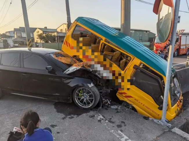 托兒所校車被轎車從側邊撞上，車體嚴重毀損。圖片來源：臺灣《聯(lián)合報》民眾供圖
