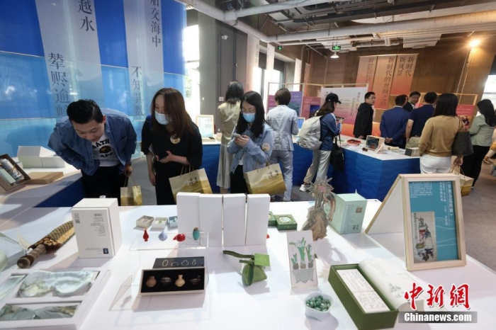 9月28日，“一帶一路，文明之橋”圖書文創(chuàng)展在北京圖書大廈開幕，圖為觀眾參觀展覽。<a target='_blank' href='/'><p  align=
