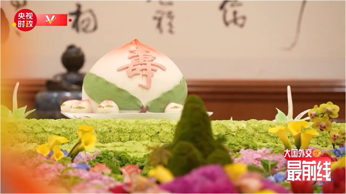 圖為今年7月基辛格訪華時午宴上的壽桃。來源：央視新聞截圖