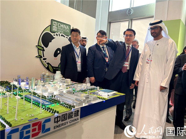 COP28主席蘇爾坦·賈比爾參觀(guān)中國(guó)角展示。人民網(wǎng)記者任皓宇攝