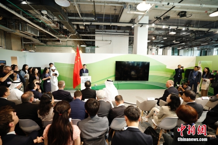 當?shù)貢r間11月30日，《聯(lián)合國氣候變化框架公約》第28次締約方大會(COP28)中國角開幕式暨“生態(tài)文明與美麗中國實踐”邊會在迪拜舉行。圖為中國生態(tài)環(huán)境部部長黃潤秋在邊會上發(fā)表致辭。<a target='_blank' href='/' _fcksavedurl='/'><p  align=