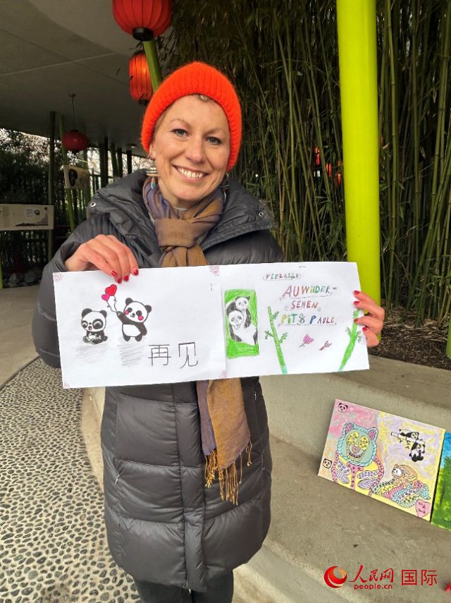 桑德拉和德國小朋友們的作品。右圖寫著“祝福好運，再見 Pit和Paule（“夢想”“夢圓”的德語名字）”。人民網(wǎng)記者 徐馨攝