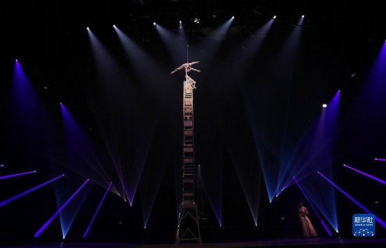 12月8日，演員在法國巴黎舉行的中國雜技“奇妙之夜”演出上表演《高椅》。新華社記者 高靜 攝