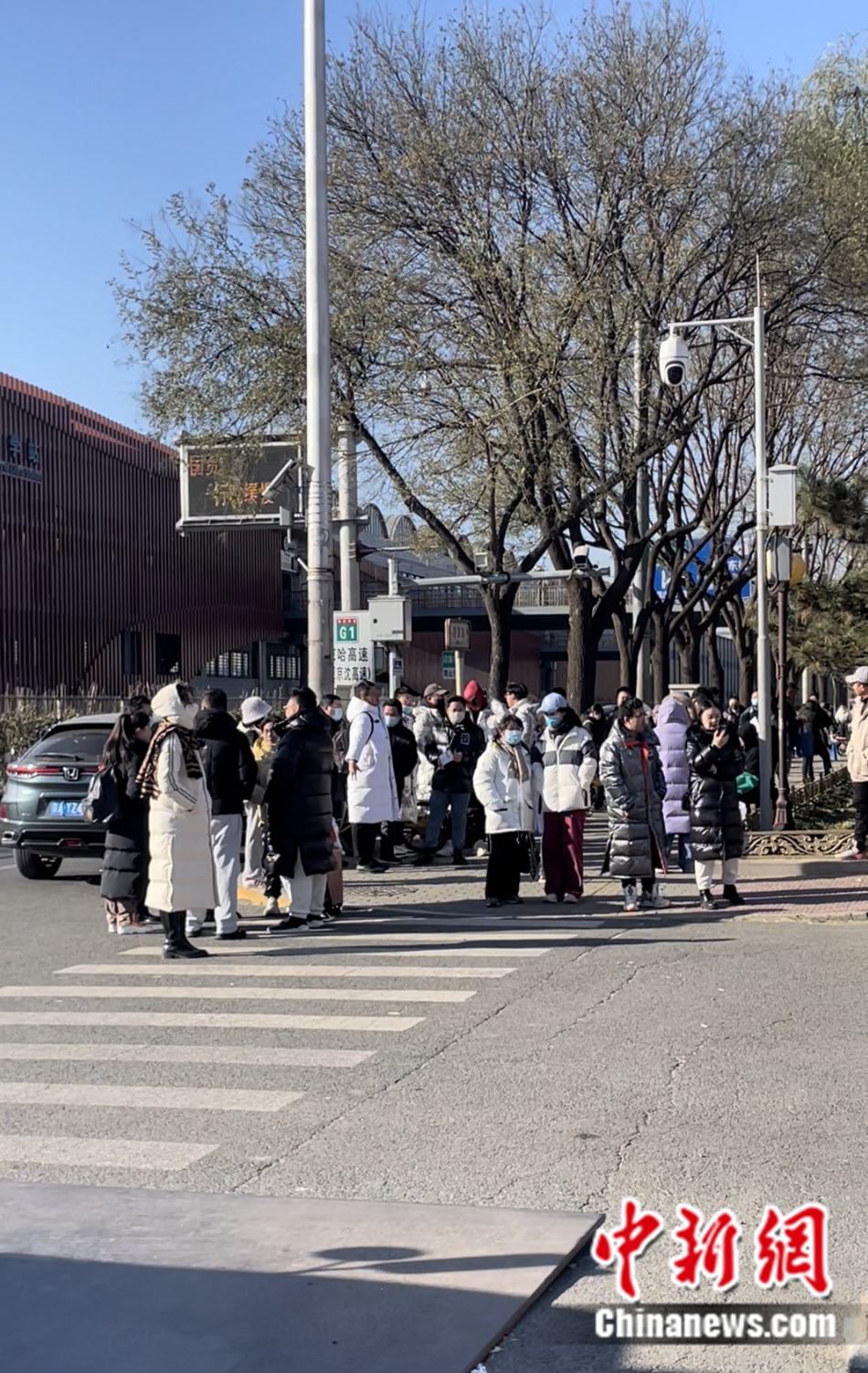 不少家長和老師在考場外等候。袁秀月 攝