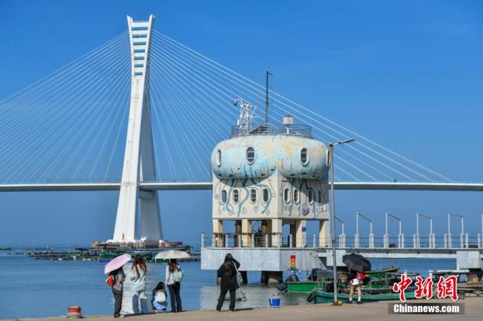 圖為游客在文昌鋪前漁港游玩。<a target='_blank' href='/' _fcksavedurl='/' ><p  align=