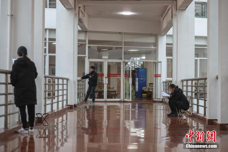 資料圖：幾位考研學(xué)生在南昌大學(xué)教學(xué)樓的天橋上復(fù)習(xí)備考。劉力鑫 攝